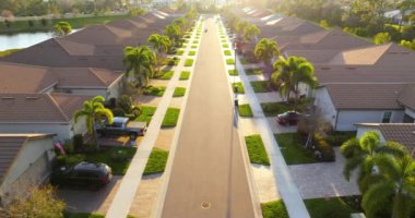 Florida 'nın güneybatısında büyük yerleşim yerleri var. Kırsal ABD banliyölerindeki Amerikan evleri.