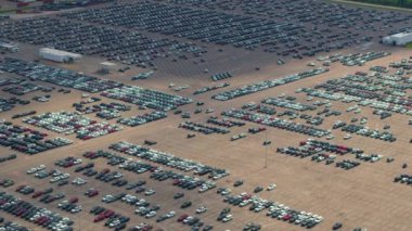 Otomotiv fabrikasının otoparkında satılık yeni arabalar. Dünya çapında ithalat ve ihracat ticareti için araç envanteri