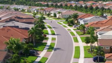 Güneybatı Florida 'da pahalı evleri olan zengin bir mahalle. Varlıklı banliyö bölgesi.