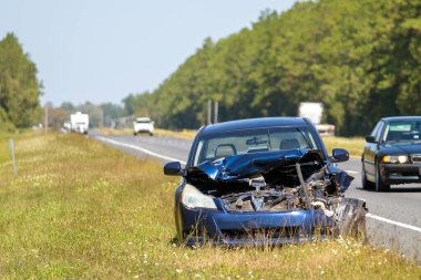 Otoyol kenarındaki trafik kazasından sonra terk edilmiş bir araba..
