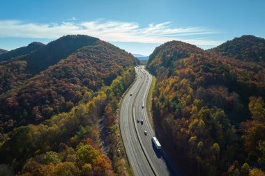 Kuzey Carolina 'daki I-40 otobanından Asheville' e giden Golden Fall 'daki Appalachian Dağları' na giden hareket eden kamyon ve arabalarla. Eyaletler arası ulaşım kavramı.