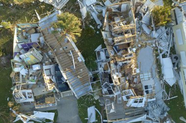 Florida 'nın güneybatı bölgesindeki doğal afetlerin hava görüntüsü. İkamet alanındaki Ian Kasırgası mobil evleri ağır hasar görmüş..