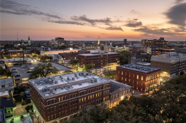 Savannah 'nın havadan görünüşü, Gürcistan' daki eski tarihi şehir. Geceleri Güney Amerika mimarisi.