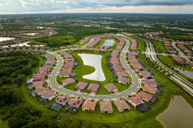 Florida 'da göl suyu olan kapalı yaşam kulüplerinin hava manzarası. Amerikan banliyölerinde emlak gelişimine örnek olarak aile evleri.
