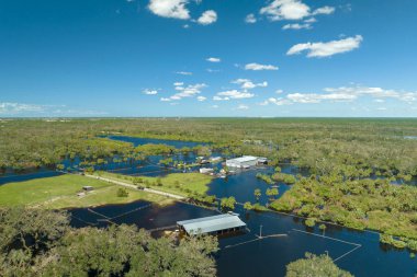 Doğal afet sonrası. Etrafı Ian Kasırgası ile çevrili sel suları Florida yerleşim bölgesindeki evleri sarıyor.