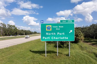 Florida, ABD 'de hızlı otoyol üzerinde Amerika eyaletler arası otoyol çıkış tabelası. I-75 otoyolu kavşağı Kuzey Limanı ve Charlotte Limanı 'na çıkıyor..
