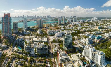 Miami Beach 'in Amerikan güney mimarisi. South Beach yüksek lüks oteller ve apartmanlar. Güney Florida, ABD 'deki turizm altyapısı.