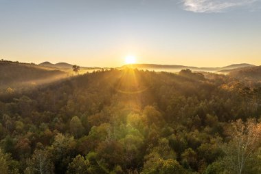 Sonbahar akşamı Appalachian dağ tepeleri, güz mevsiminde aydınlık yemyeşil ve çam ağaçları ile. Güzel doğanın sonbahar manzarası.