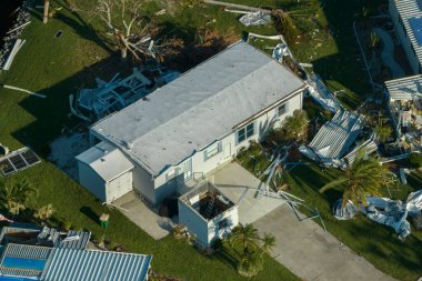 Florida yerleşim bölgesindeki Ian kasırgasından sonra ağır hasar görmüş mobil evler. Doğal afetin sonuçları..