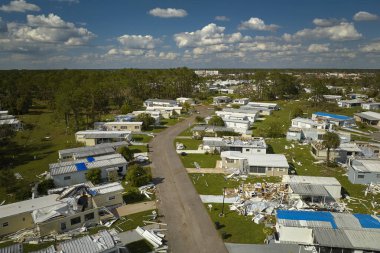 Florida yerleşim bölgesindeki Ian kasırgasından sonra ağır hasar görmüş mobil evler. Doğal afetin sonuçları..