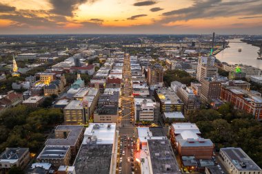 Savannah, Georgia 'daki Broughton Caddesi. Eski tarihi şehrin tarihi Amerikan mimarisi. ABD Güney şehri gün batımında.