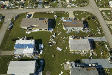 Florida, ABD 'deki doğal afet sonuçları. Mobil evlerdeki Ian Kasırgası 'nın hava görüntüsü ağır hasar görmüş..