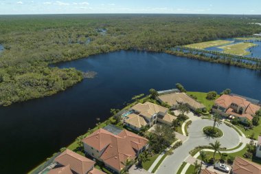 Doğal afetin sonuçları. Florida yerleşim bölgesindeki Ian kasırgasından sonra evlerin etrafını su basmış..
