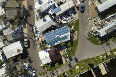 Doğal afetin sonuçları. Florida gezici ev bölgesinde Ian kasırgasından sonra ciddi hasar görmüş evler..