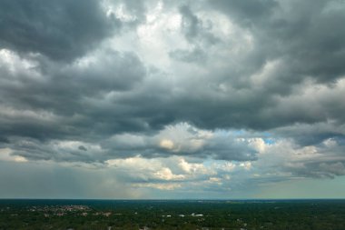Kasvetli gökyüzünde kara fırtınalı bulutlar şekilleniyor. Şehir merkezine sağanak yağış gelmeden önce..