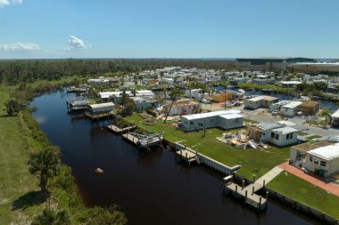 Florida 'daki taşınabilir evleri kasıp kavuran güçlü rüzgârlı banliyö evleri. Doğal afetin sonuçları..