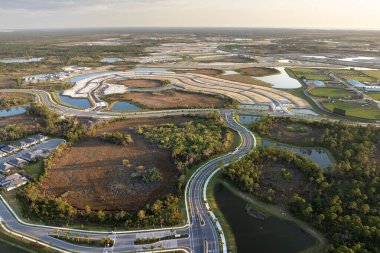 ABD 'de emlak piyasasının gelişimi. Amerikan kırsal kesiminde hazırlanmış topraklarda inşa ekipmanlarıyla büyük bir inşaat alanının havadan görüntüsü.