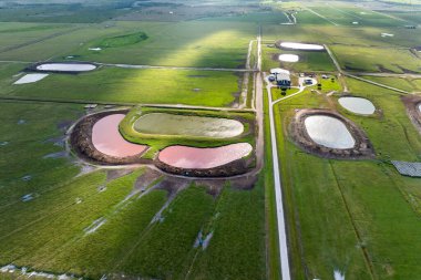 Serbest çiftlikte içme göletleri. Yeşil çiftlik otlaklarında otlayan inekler için su deposu. Çiftlik arazilerinde sığır beslemek.