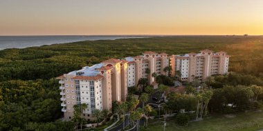 Florida 'da sakin doğa bölgesinde pahalı bir apartman. Banliyö mahallesindeki aile evleri. Amerikan banliyölerinde gayrimenkul geliştirme.