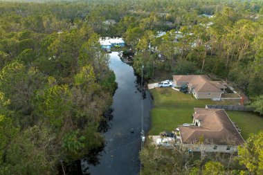 Florida yerleşim bölgesinde kasırga yağışı ile sel basmış evler. Doğal afetin sonuçları..