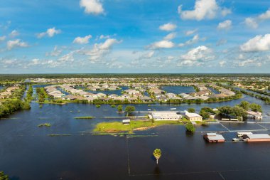 Florida 'da sel, tropikal fırtınadan kaynaklanıyor. Kırsal alanda sel sularıyla çevrili çiftlik evleri. Doğal afetten sonra.