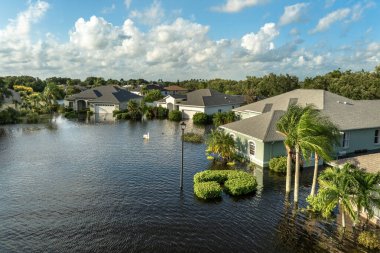 Florida 'da sel, tropikal fırtınadan kaynaklanıyor. Sel sularıyla çevrili yerleşim yerlerindeki banliyö evleri. Doğal afetten sonra.