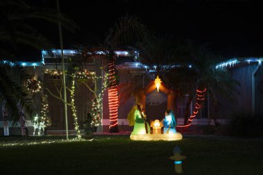 Ön bahçede parlak ışıklandırılmış noel süslemeleri var. Florida aile evinin dışında kış tatili için..