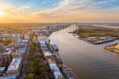 Geceleyin tarihi Amerikan şehir mimarisi. Savannah 'da River Caddesi, Georgia' da eski bir şehir. Aydınlatılmış sokaklar ve binalar yukarıdan.