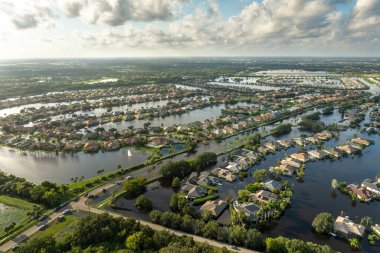 Debby Kasırgası Sarasota, Florida 'daki Laurel Meadows mahallesindeki evleri sular altında bıraktı. Doğal afetten sonra.