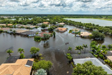 Debby kasırgası, Florida 'nın Sarasota kentindeki banliyö yerleşim yerlerini sular altında bıraktı. Doğal afetten sonra.