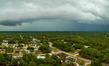 Kasaba üzerinde sağanak fırtınadan önce fırtınalı gökyüzünde oluşan kara uğursuz bulutların manzarası..