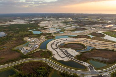 Geniş yerleşim alanı. Florida 'da ev yapımı için hazır yeni banliyöler. ABD 'de emlak piyasası.