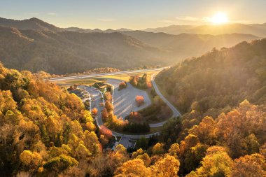 Kuzey Carolina Appalachian dağlarında dinlenme alanı olan büyük bir kamyon durağı ve hızlı araba ve kamyonlarla dolu yoğun bir Amerikan otoyolu. Eyaletler arası seyahat sırasında eğlence amaçlı park yeri.