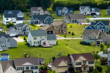 Düşük yoğunluklu iki katlı özel evler. Büyük arsa büyüklüğünde ve yaz mevsiminde yeşil çimenli evler. Rochester, New York 'un dışında lüks banliyö evleri olan kırsal yerleşim yerleri.