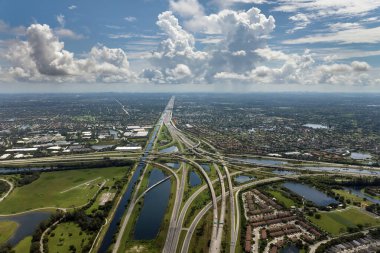 Miami otoyolu kavşağında yüksek yol şeritleri var. Hızlı hızlı sürüş için. Karmaşık otoyol kavşağında giden araçlar.