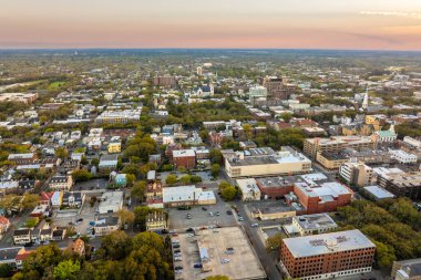 Güney Amerika 'daki tarihi şehir mimarisi. Geceleri Savannah, Georgia 'nın aydınlık sokaklarının manzarası.