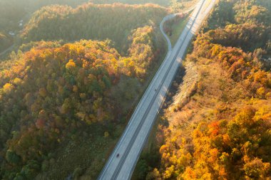 I-26 otobanında dinlenme alanı. Kuzey Carolina 'da, Mars Tepesi yakınlarında. Gece yarısı araba ve kamyon parkı için. Uzun yolculuklar boyunca dinlenme yeri.