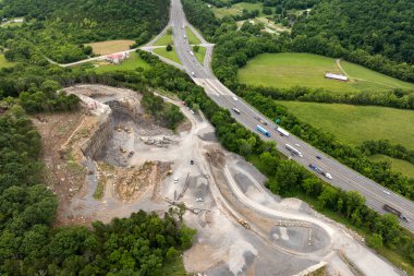 Kırık taş işleme tesisi olan açık maden ocağı. İnşaat endüstrisi için doğal kaynakların çıkarılması.