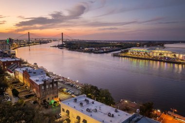 Savannah, Georgia 'da. Eski tarihi şehrin kentsel manzarası. Gün batımında ABD şehir manzarası.
