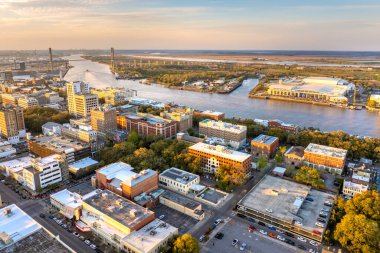 Savannah, Georgia 'da. Rıhtımlı Amerikan mimarisi. Aydınlatılmış sokaklar ve tarihi binalar..