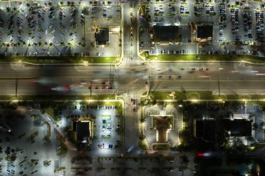 Gün batımında alışveriş merkezleri ve alışveriş merkezleri ve Kuzey Port, Florida 'da sürüş arabaları olan Amerikan otoyolu. ABD perakende ve ulaşım altyapısı.