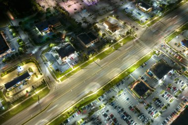 Akşam vakti Florida, North Port 'ta alışveriş merkezlerinde ve küçük işletmelerde trafik yoğunluğu. ABD ulaştırma ve perakende altyapı kavramı.