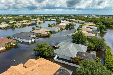 Florida 'nın banliyölerinde tropik yağmur fırtınası yerleşim yerlerini sular altında bıraktı. Kasırga Sonrası.