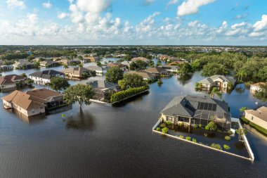 Florida 'nın banliyölerinde tropik yağmur fırtınası yerleşim yerlerini sular altında bıraktı. Kasırga Sonrası.