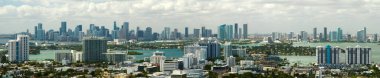 Florida, ABD 'nin Miami şehrinin şehir merkezi manzarası. Modern Amerikan megapolis 'inde yüksek gökdelen binaları olan gökyüzü çizgisi.