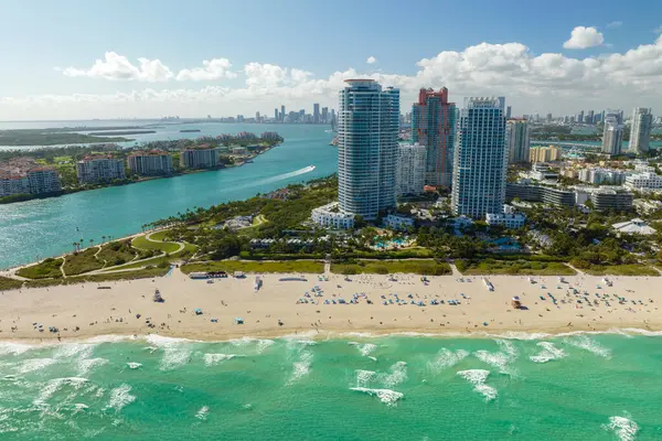 Güney Amerika 'da turizm altyapısı. Güney Sahili 'nin kumlu yüzeyi. Sıcak Florida güneşinde dinlenen turistler. Yüksek lüks otelleri ve apartmanları olan Miami Beach City..