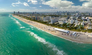 Miami Beach City 'nin güney sahil şeridinin yukarısından görüntü. South Beach yüksek lüks oteller ve apartmanlar. Güney Florida, ABD 'deki turizm altyapısı.