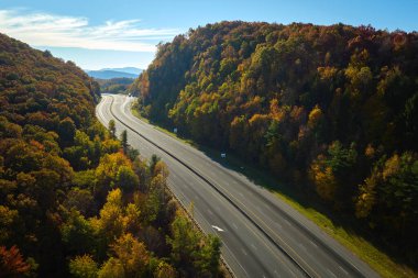 Kuzey Carolina 'da terkedilmiş I-40 otoyolunun üstünden Asheville Appalachian Dağları' ndan sarı sonbahar ormanlarına giden yol görünüyor. Eyaletler arası ulaşım kavramı.