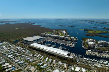 Florida kıyı bölgesinde fırtınalar tarafından tahrip edilen motorlu tekne ve yatlarla dolu bir depo. Doğal afet ve bunun sonuçları.