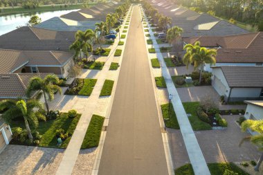 ABD 'nin banliyölerindeki zengin yerleşim bölgesi. Güneybatı Florida 'da pahalı banliyö evleri olan zengin bir mahalle..